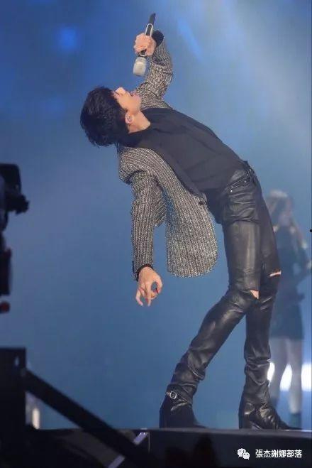 迪玛希模仿张杰腰视频,致敬偶像风采